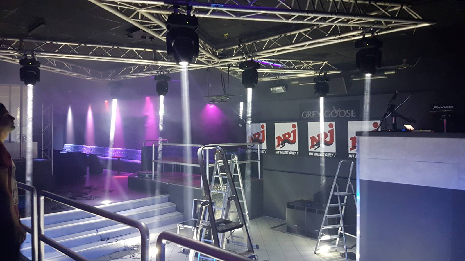 Location jeux de lumière et éclairage de soirée pour un anniversaire à Charlieu Rhône-Alpes