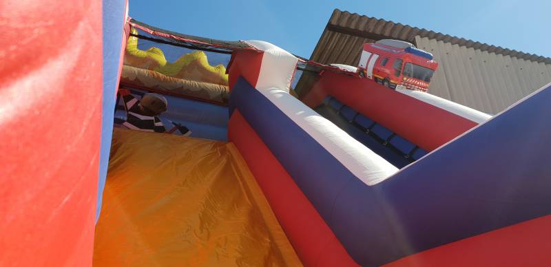 Château gonflable à louer en forme de camion de pompier pour petit garcon à Roanne proche Marcigny